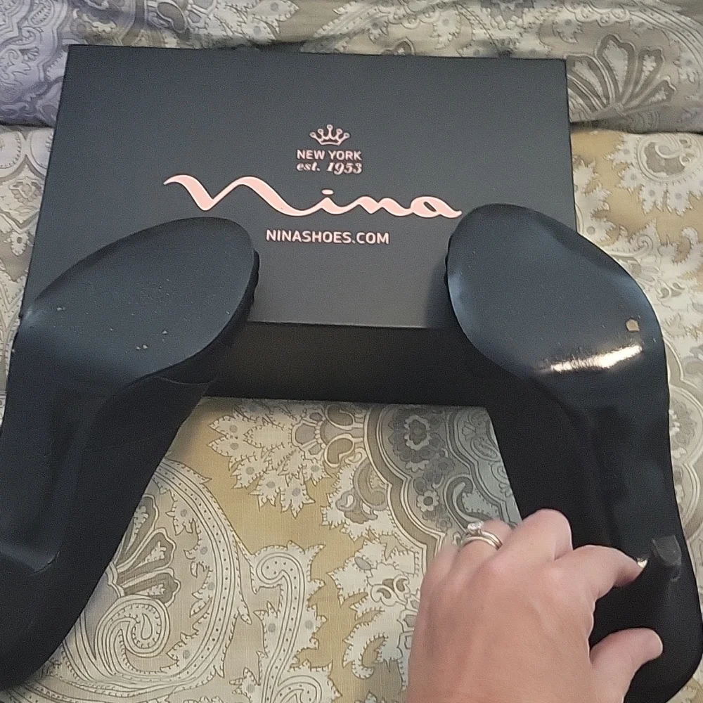 Beautiful Nina black peep toe heels - Picture 3 of 7